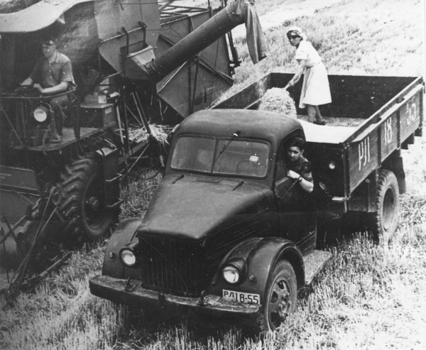 GAZ-51 et moissonneuse-batteuse automotrice Stalinets-4 participant aux moissons.